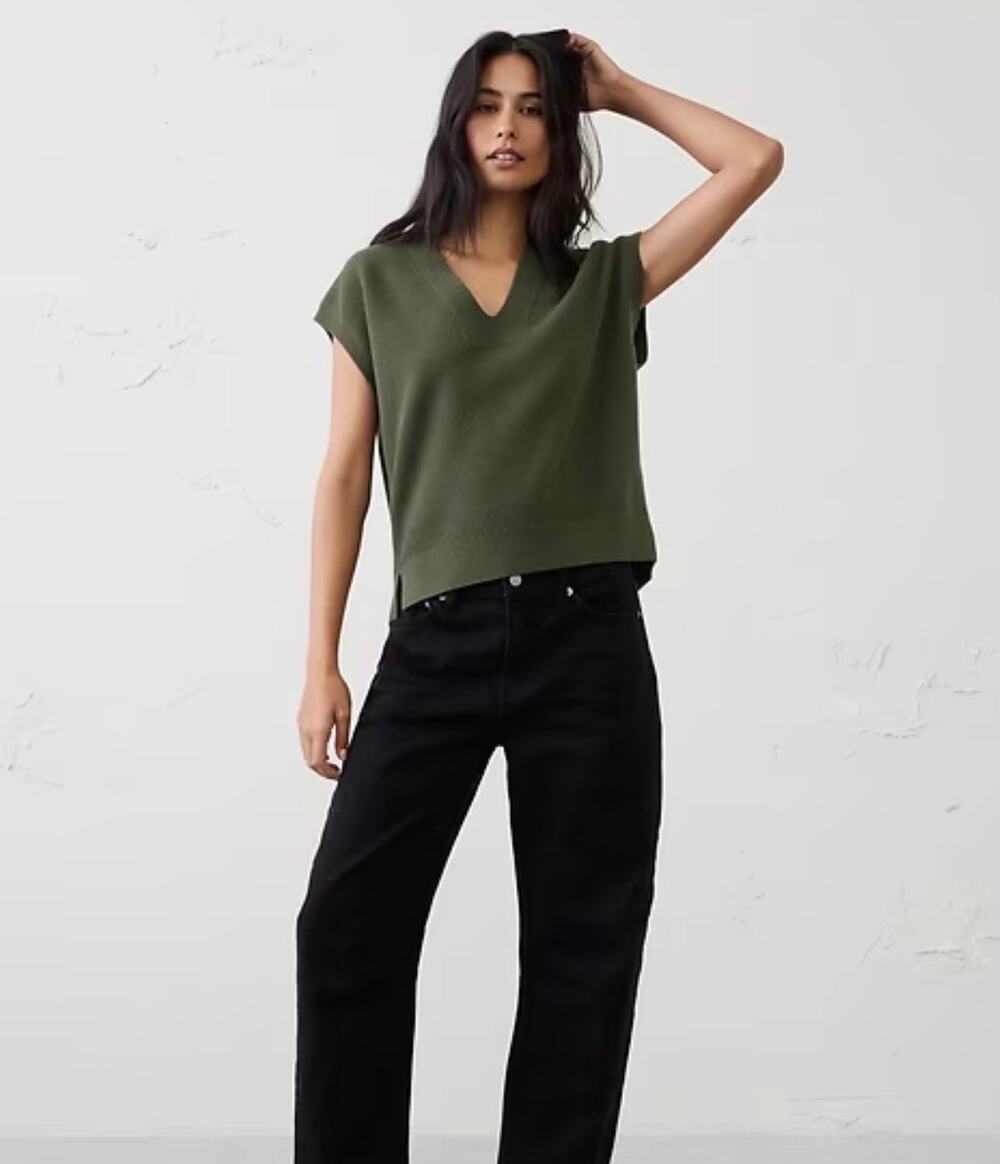 Banana Republic Women’s Textured V-Neck Olive Green Sweater Vest Size Medium NWT